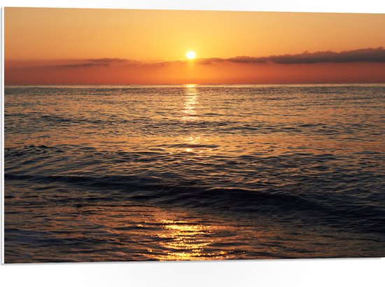 PVC Schuimplaat- Zon Zakkend in de Kalme Zee en Wolken - 75x50 cm Foto op PVC Schuimplaat