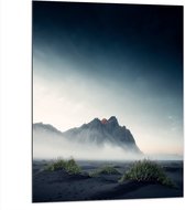 Dibond - Landschap - Berg - Steen - Gras - Mist - Donker - 75x100 cm Foto op Aluminium (Met Ophangsysteem)