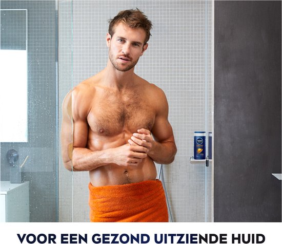 Man met sinaasappels kinddoek in de douche met NIVEA MEN SPORT douchegel voor een gezonde huid.