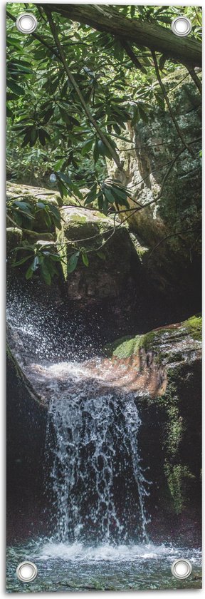 Tuinposter – Water - waterval - Spettrs - Druppels - Bomen - Stenen - Tropisch - 20x60 cm Foto op Tuinposter (wanddecoratie voor buiten en binnen)