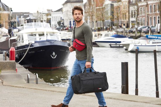 Man loopt met een zwarte Enrico Benetti reistas aan zijn hand.
