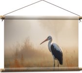 Textielposter - Ooievaar staat in mistig natuurgebied - 60x40 cm Foto op Textiel
