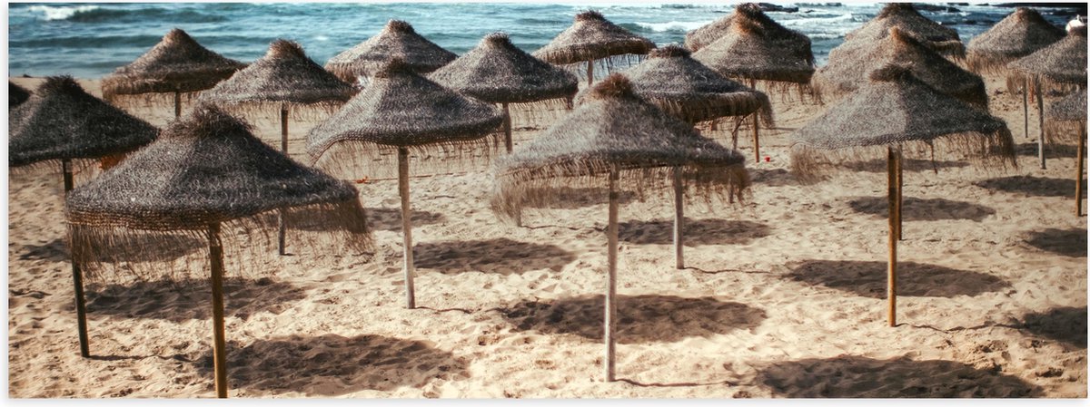 Poster (Mat) - Zee - Strand - Zand - Parasols - 90x30 cm Foto op Posterpapier met een Matt