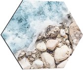 Dibond Hexagon - Zee - Strand - Stenen - Water - 50x43.5 cm Foto op Hexagon (Met Ophangsysteem)
