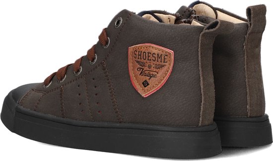Achterkant donkerbruine Shoesme veterboot met veters, rode stiksels, perforaties en een patch met 'SHOESME Vintage'.