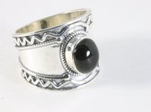 Bewerkte zilveren ring met onyx - maat 19