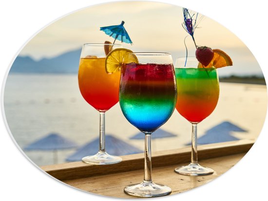 PVC Schuimplaat Ovaal - Kleurrijke Cocktails met Uitzicht op Zee - 40x30 cm Foto op Ovaal (Met Ophangsysteem)