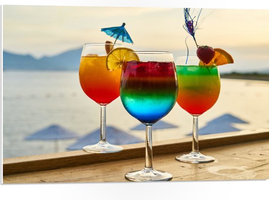 PVC Schuimplaat- Kleurrijke Cocktails met Uitzicht op Zee - 75x50 cm Foto op PVC Schuimplaat