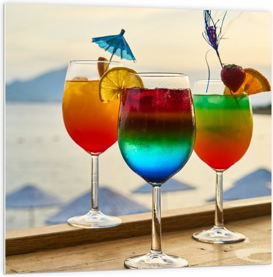 PVC Schuimplaat- Kleurrijke Cocktails met Uitzicht op Zee - 100x100 cm Foto op PVC Schuimplaat