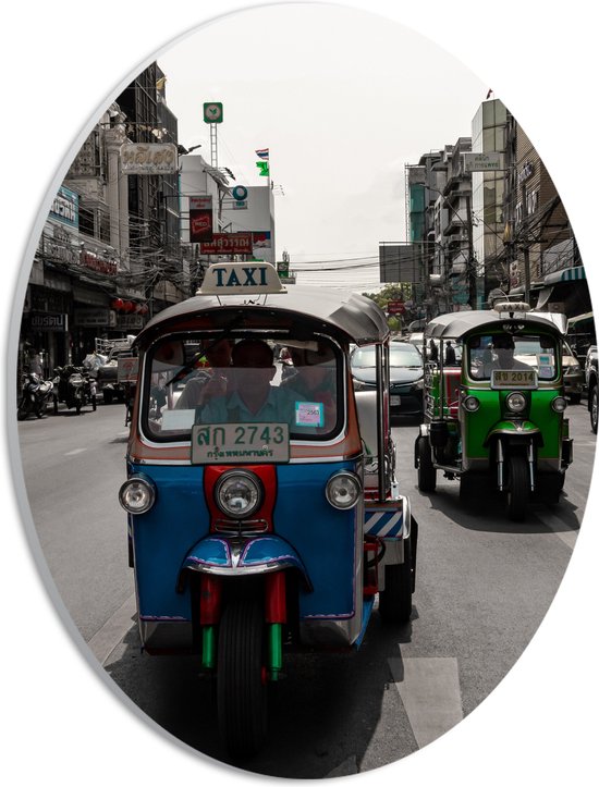 PVC Schuimplaat Ovaal - Tuktuks Rijdend door de Straten van de Stad - 21x28 cm Foto op Ovaal (Met Ophangsysteem)