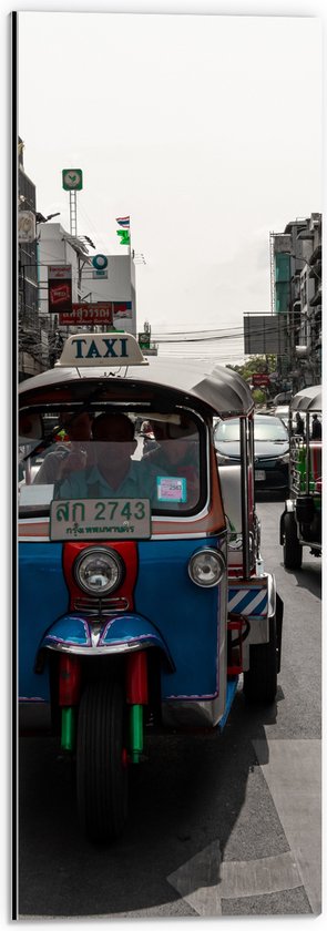 Dibond - Tuktuks Rijdend door de Straten van de Stad - 20x60 cm Foto op Aluminium (Met Ophangsysteem)