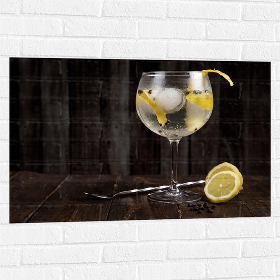 Muursticker - Gin Tonic met Citroenschijfjes - 90x60 cm Foto op Muursticker