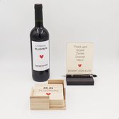 Vaderdag geschenk voor pluspapa - set vierkante houten onderzetters + leuke sticker voor een fles wijn + GRATIS extra's - origineel pluspapa geschenk!