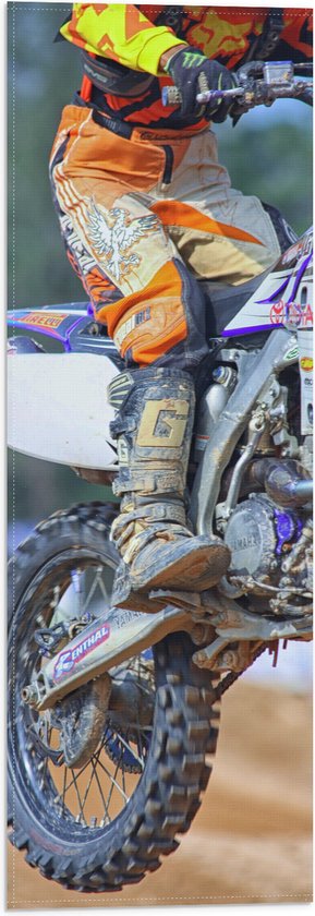Vlag - Motorcrosser in Oranje Pak Rijdend op Parcours - 20x60 cm Foto op Polyester Vlag