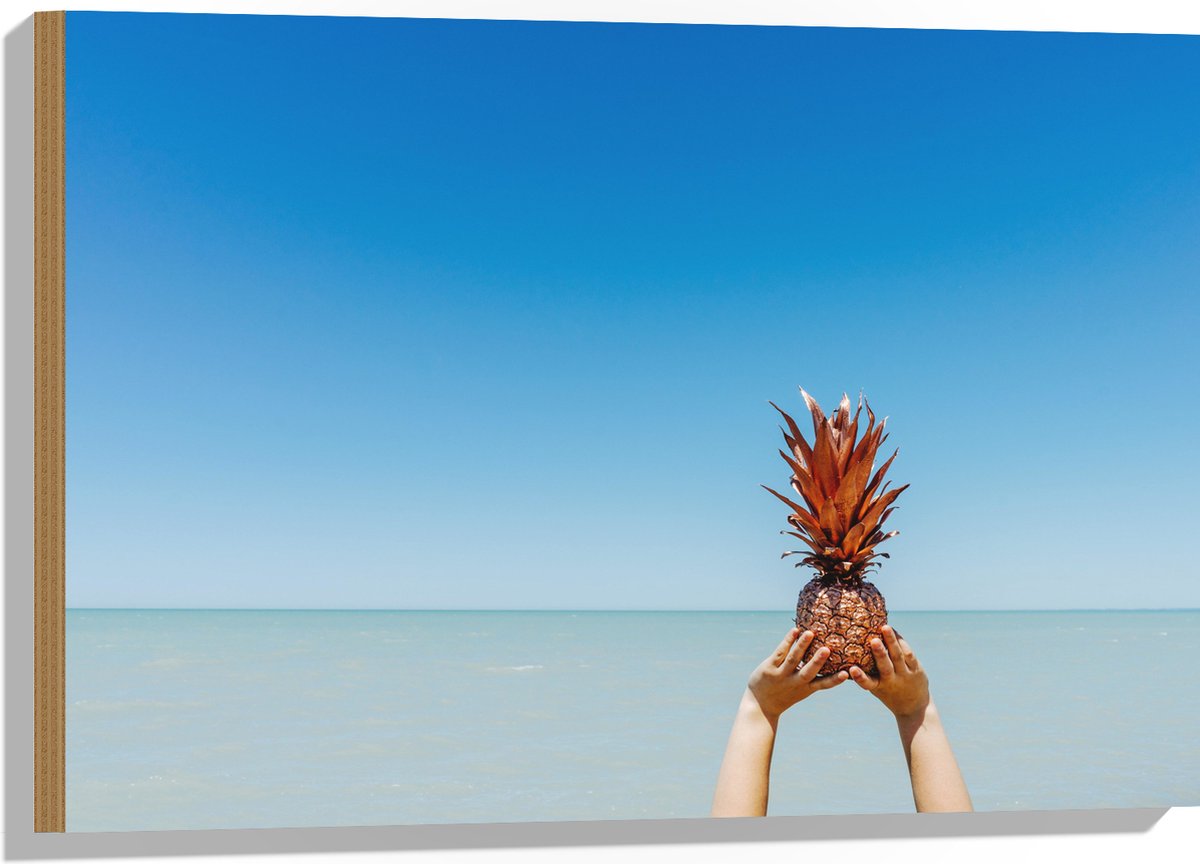 Hout - Ananas in Handen bij het Water - 75x50 cm - 9 mm dik - Foto op Hout (Met Ophangsysteem)
