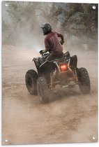 Tuinposter – Man met Helm Stuntend op Quad door het Zand - 60x80 cm Foto op Tuinposter (wanddecoratie voor buiten en binnen)