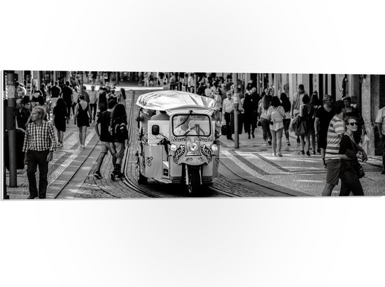 PVC Schuimplaat- Tuktuk Rijdend door de Straten van Nederlandse Stad (Zwart- wit) - 90x30 cm Foto op PVC Schuimplaat