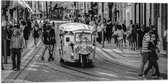 Vlag - Tuktuk Rijdend door de Straten van Nederlandse Stad (Zwart- wit) - 100x50 cm Foto op Polyester Vlag