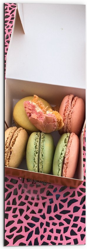 Dibond - Doosje Gevuld met Gekleurde Macarons en Afgebete Macaron - 30x90 cm Foto op Aluminium (Wanddecoratie van metaal)