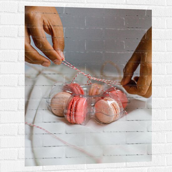 Muursticker - Macarons in Plastic Bakje met Strik - 75x100 cm Foto op Muursticker
