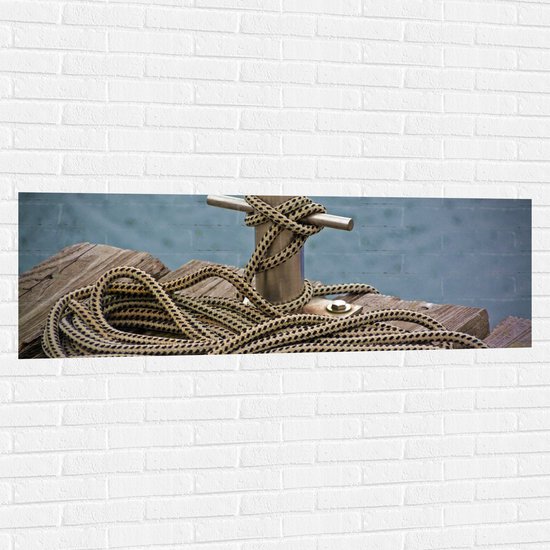 Muursticker - Touw aan Afmeerboei op Vlonder bij Meer - 150x50 cm Foto op Muursticker