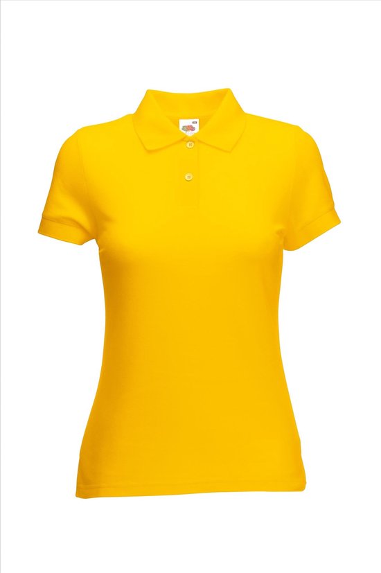 Avant d'un polo jaune à manches courtes pour femme avec deux boutons.