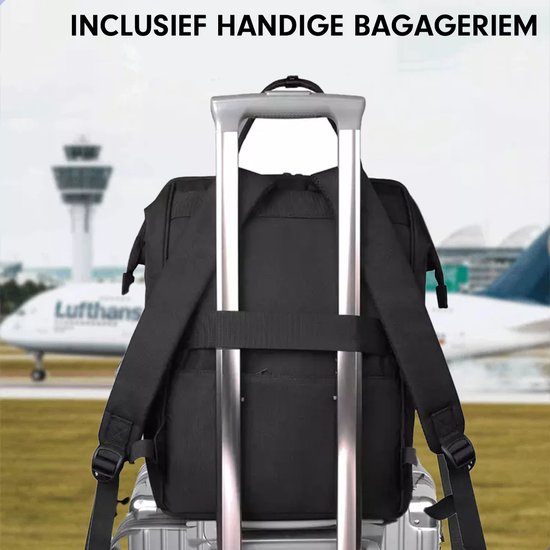 Zwarte rugzak met bagageriem, bevestigd op een koffer, met een vliegtuig op de achtergrond.