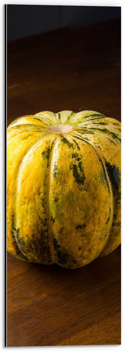 Dibond - Gele Pompoen Liggend op Houten Vloer - 20x60 cm Foto op Aluminium (Wanddecoratie