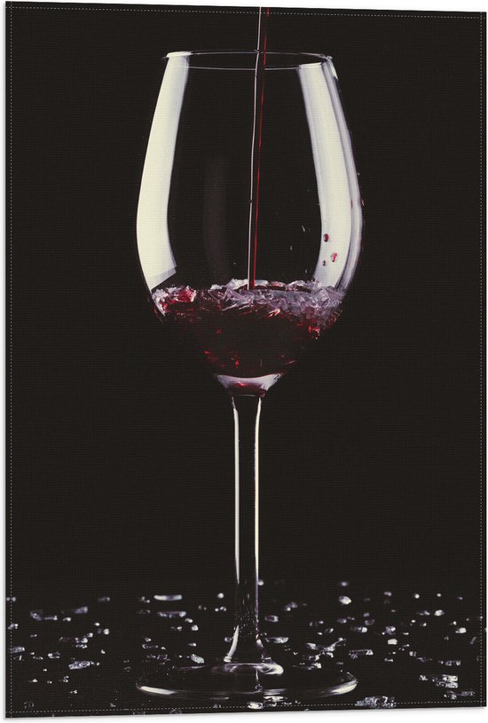 Vlag - Vullend Glas Rode Wijn met Kapotte Scherven - 40x60 cm Foto op Polyester Vlag
