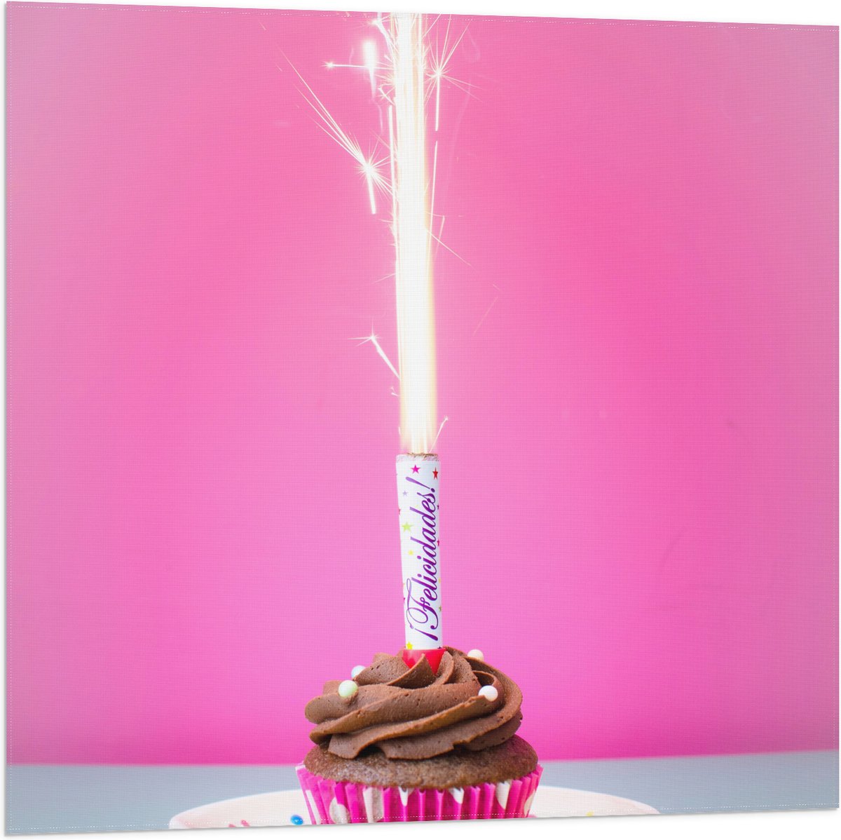 Vlag - Verjaardagscupcake met Chocolade Topping en Fontein - 80x80 cm Foto op Polyester Vl