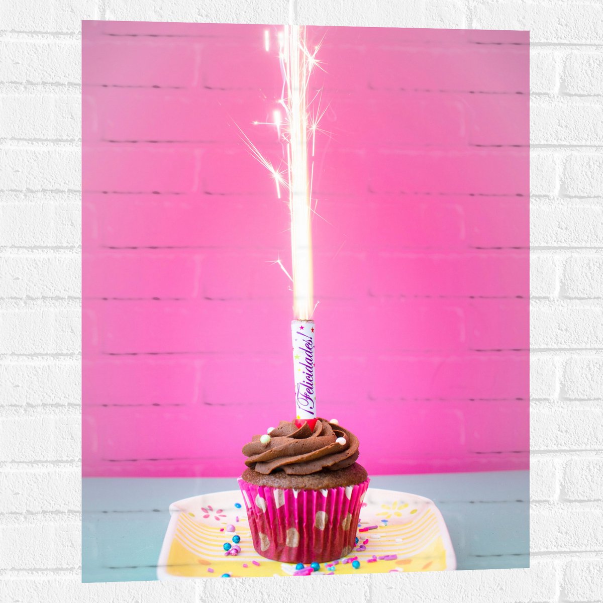 Muursticker - Verjaardagscupcake met Chocolade Topping en Fontein - 60x80 cm Foto op Muurs