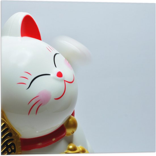 Vlag - Japans Maneki Neko Kattenbeeldje in het Rood met Wit en Goud - 50x50 cm Foto op Polyester Vlag