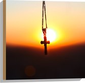 Hout - Kerkelijk Kruis Hangend aan Ketting tegen Fel Zonlicht - 50x50 cm - 9 mm dik - Foto op Hout (Met Ophangsysteem)