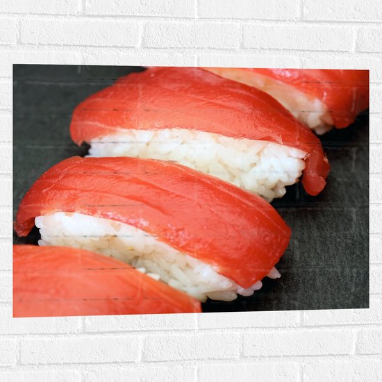 Muursticker - Rij Sushi Stukken met Tonijn - 80x60 cm Foto op Muursticker