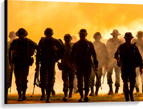Canvas - Silhouet van Groep Soldaten met Wapens weglopend bij Vuur - 100x75 cm Foto op Canvas Schilderij (Wanddecoratie op Canvas)