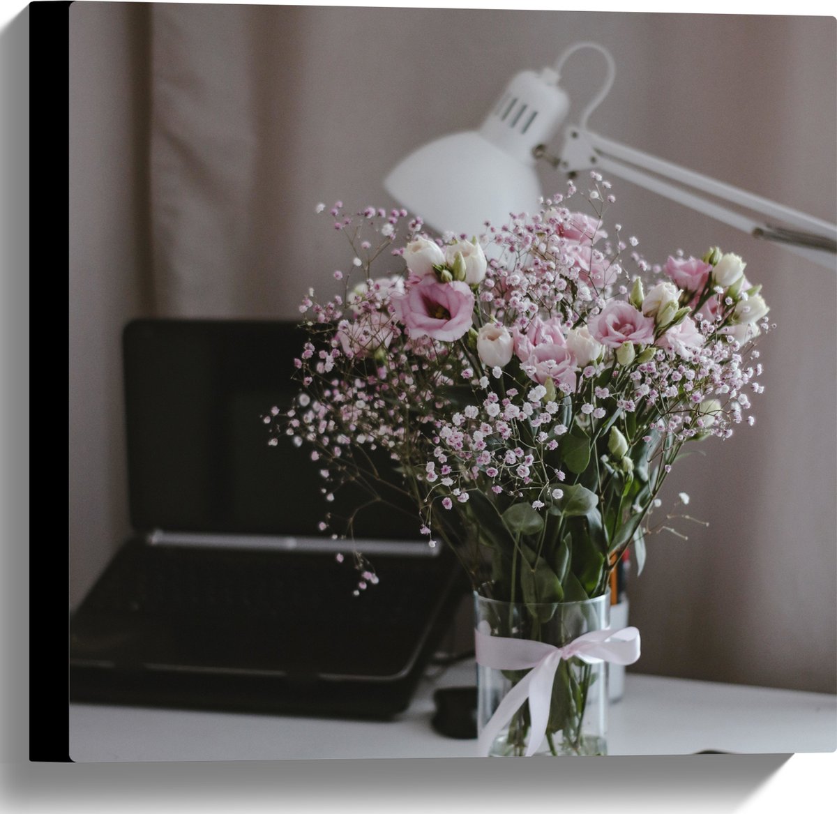 Canvas - Bloemen - Boeket - Water - Strik - Lamp - Telefoon - Bureau - Laptop - 40x40 cm Foto op Canvas Schilderij (Wanddecoratie op Canvas)