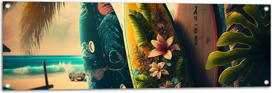 Tuinposter – Rij Surfplanken in Verschillende Patronen en Kleuren op het Strand - 120x40 cm Foto op Tuinposter (wanddecoratie voor buiten en binnen)