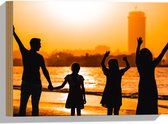 Hout - Silhouet van Gelukkige Familie aan het Strand in de Felle Zon - 40x30 cm - 9 mm dik - Foto op Hout (Met Ophangsysteem)