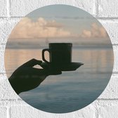 Muursticker Cirkel - Hand - Koffie - Kop - Bordje - Zee - Wolken - Water - 30x30 cm Foto op Muursticker