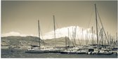 Poster (Mat) - Rijen Witte Bootjes in Buitenlandse Haven - 100x50 cm Foto op Posterpapier met een Matte look