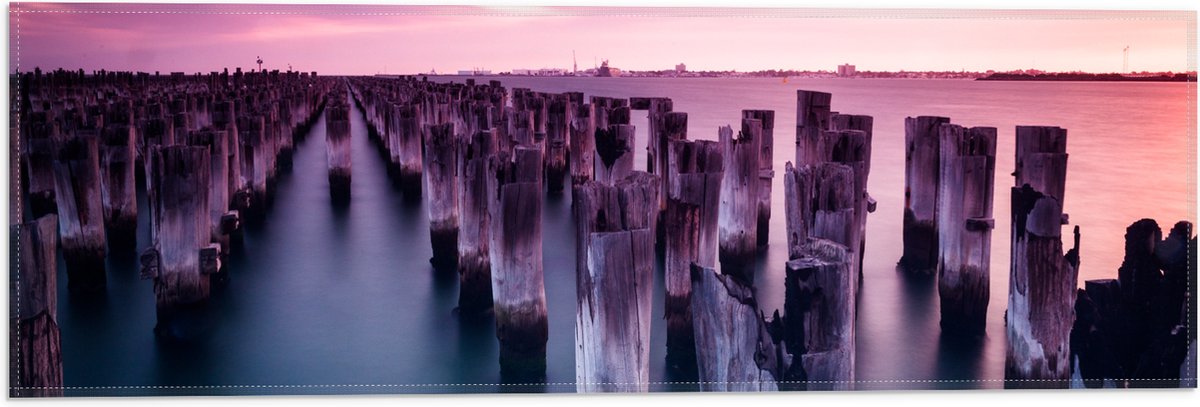 Vlag - Palen - Water - Hout - Zee - Kleuren - 60x20 cm Foto op Polyester Vlag