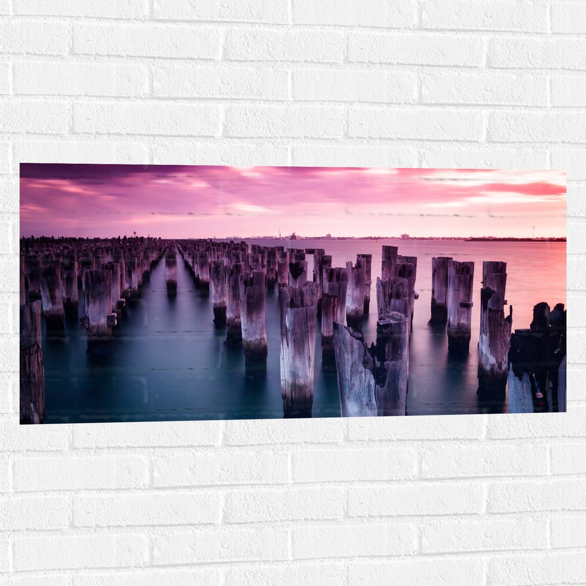 Muursticker - Palen - Water - Hout - Zee - Kleuren - 100x50 cm Foto op Muursticker