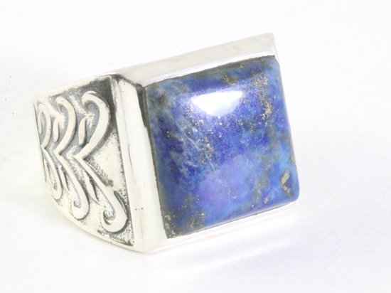 Zware bewerkte zilveren ring met lapis lazuli - maat 18.5