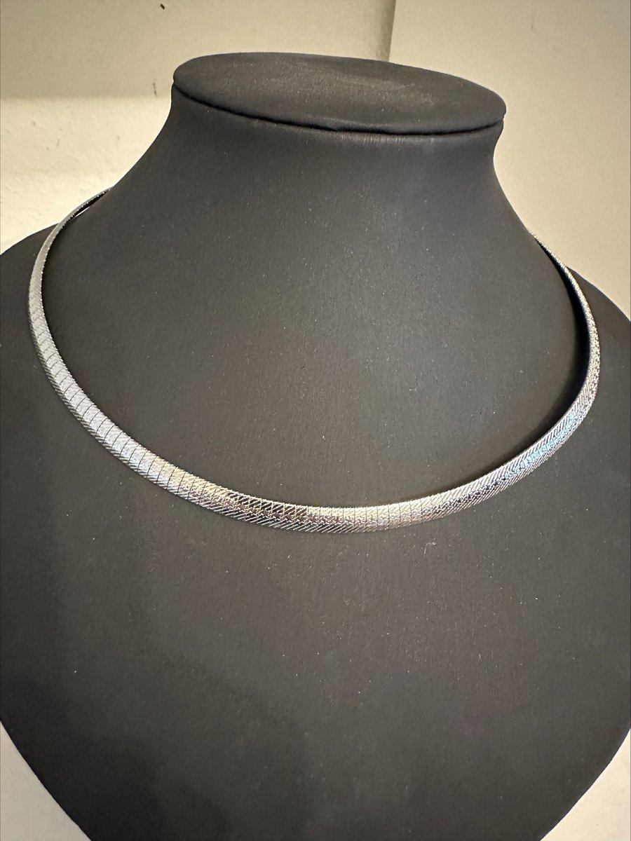 Stevige chocker || Make up | Parfum | Moederdag | Verjaardagscadeau| Cadeautje| Valentijnsdag| Kado | sieraden | vaderdag | oorbellen | oorsieraden