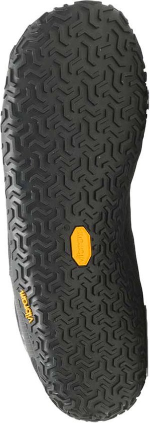 Onderkant van een zwarte Merrell sportschoen, met Vibram zool en geometrisch patroon.