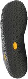 Onderkant van een zwarte Merrell sportschoen, met Vibram zool en geometrisch patroon.