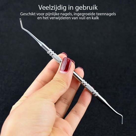 Hand met rode nagellak houdt een zilverkleurig, dubbelzijdig nagelreparatiegereedschap met gekartelde handgrepen.