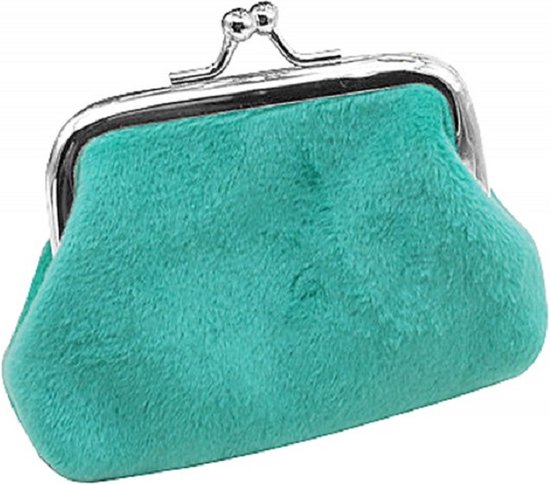 Un portefeuille à clip pratique à 1 compartiment (10,5 x 7,5 cm) dans une douce couleur vert menthe. Ce portefeuille doux et velouté est idéal pour transporter de petits objets, tels que des pièces de monnaie ou des reçus. Pour soi ou en cadeau.