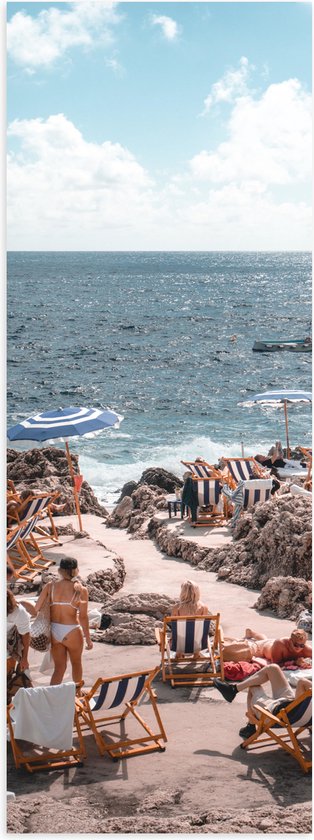 Poster Glanzend – Strand - Zee - Stoelen - Mensen - Water - Stenen - 20x60 cm Foto op Posterpapier met Glanzende Afwerking