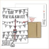 Kaartkadootje -> Vlaggetje - No:02 (Yeah! De vlag kan uit! - Gelukspoppetje houten Nederlandse vlag - Geslaagd-school-certificaat-rijbewijs-eindelijk gelukt-etc - Vlaggenlijnen stippen zwart/wit) - LeuksteKaartjes.nl by xMar